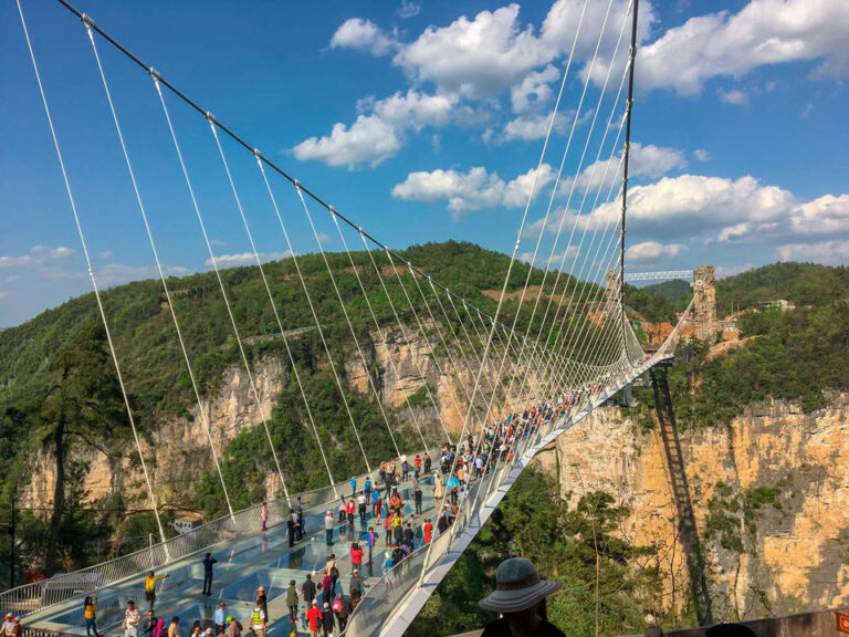 el puente de vidrio más largo en zhangjiajie